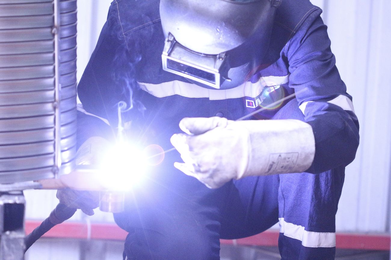 Free welder working at a construction