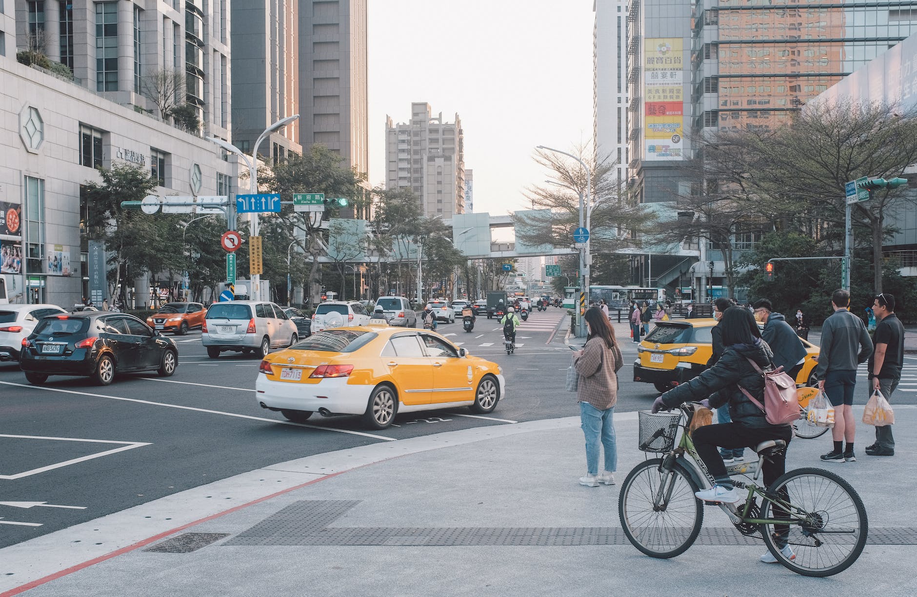 photo of a busy street in taipei taiwan