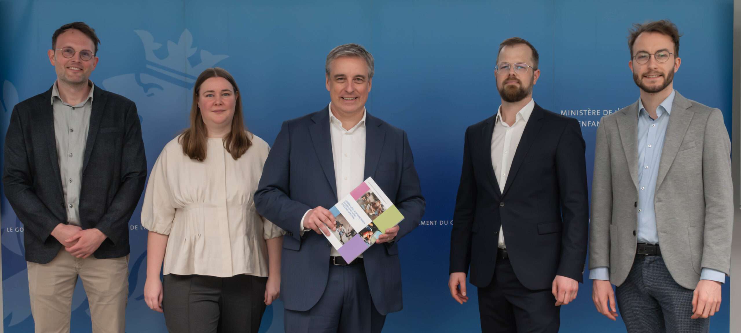 تقرير وطني عن وضع الشباب في لوكسمبورغ: العيش والنمو عبر الإنترنت وخارجه