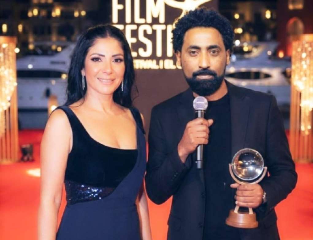 صورة تجمع المخرج أحمد بوجي والفنانة منى زكي خلال مهرجان الجونة السينمائي