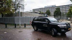 هجوم مُستهدف على مدرسة يهودية في أمستردام، والأضرار محدودة. 