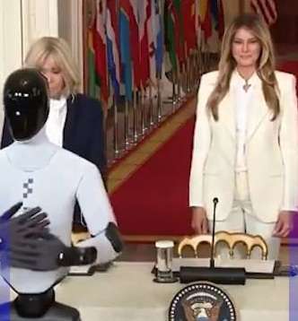 ميلانيا ترامب بمرافقة روبوت