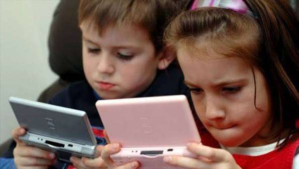 **الهروب الرقمي والعزلة البصرية **”سارقو الانتباه: هل تحولت” الشاشات إلى ‘مربية رقمية’ تسرق عقول أطفالنا؟”