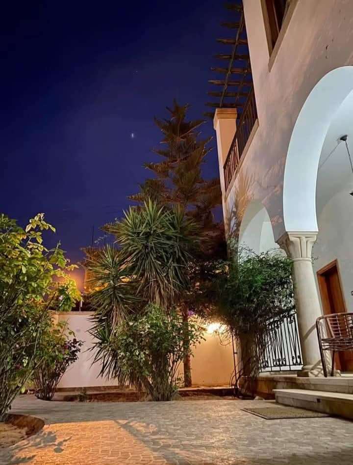 العمارة بين سطوة التحديث وأصالة الأثر: تأملات في “بيت أسامة الفرجاني بشارع الظل”