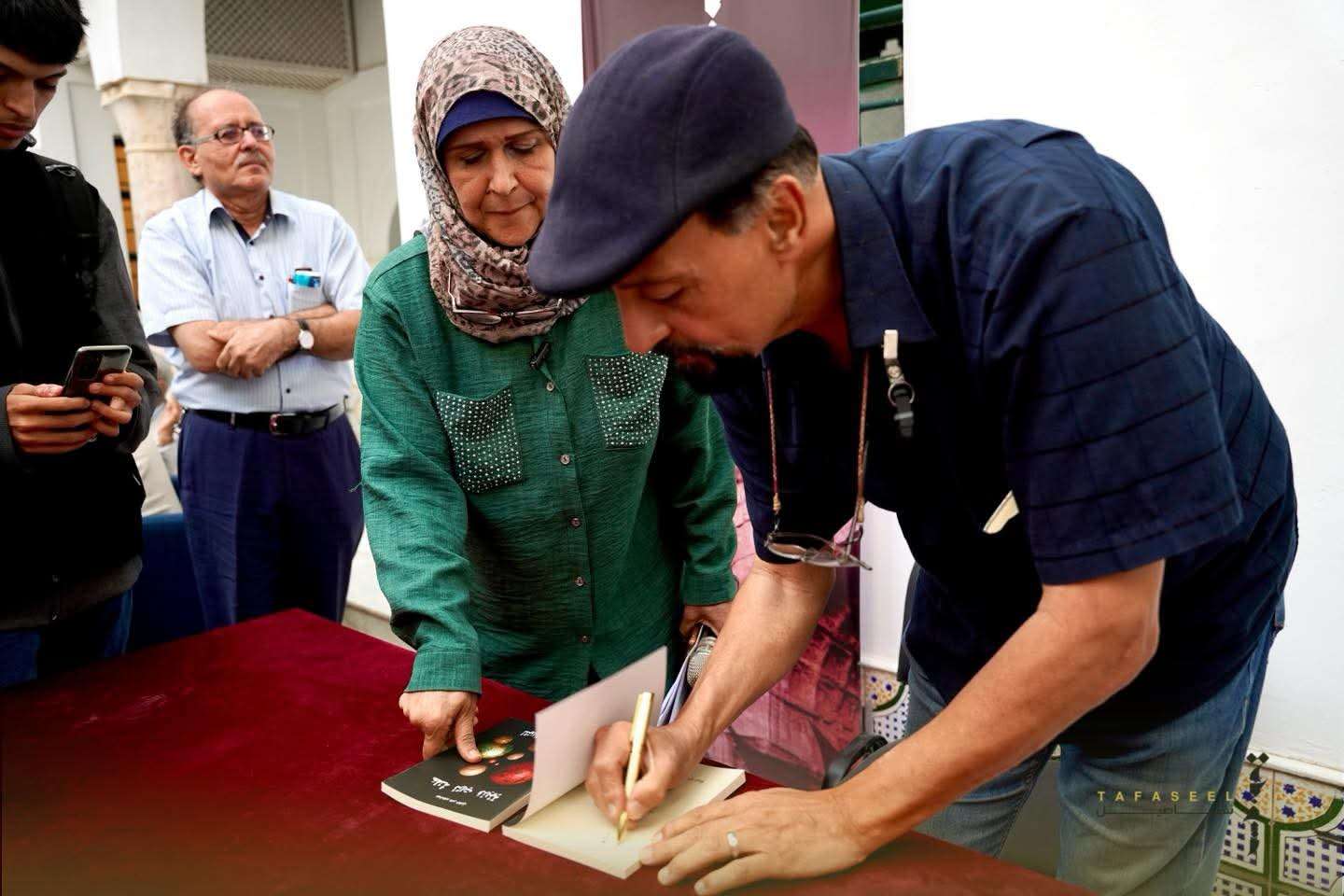 امسية أربعون عاما من الوفاء المكتومحفل توقيع ديوان (حفنة ذرات وردية)الشاعر الفنان عبد الحكيم الطويل طاقة الكلمة مقابل طاقة الذرة