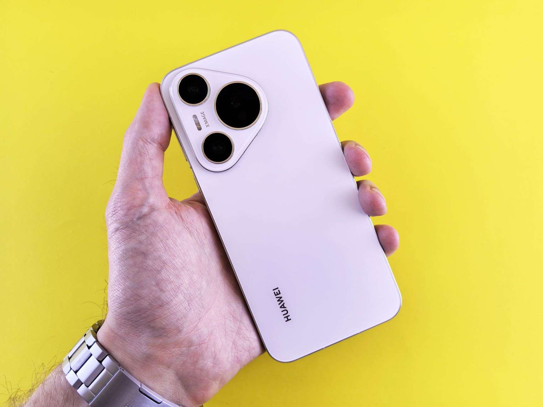 أربع سنوات على Qatargate — 1.5 مليون يورو مصادَرة — وصفر أحكام نهائية — ثم فضيحة رشاوى Huawei تُكشف أن البرلمان الأوروبي لم يتعلّم الدرس