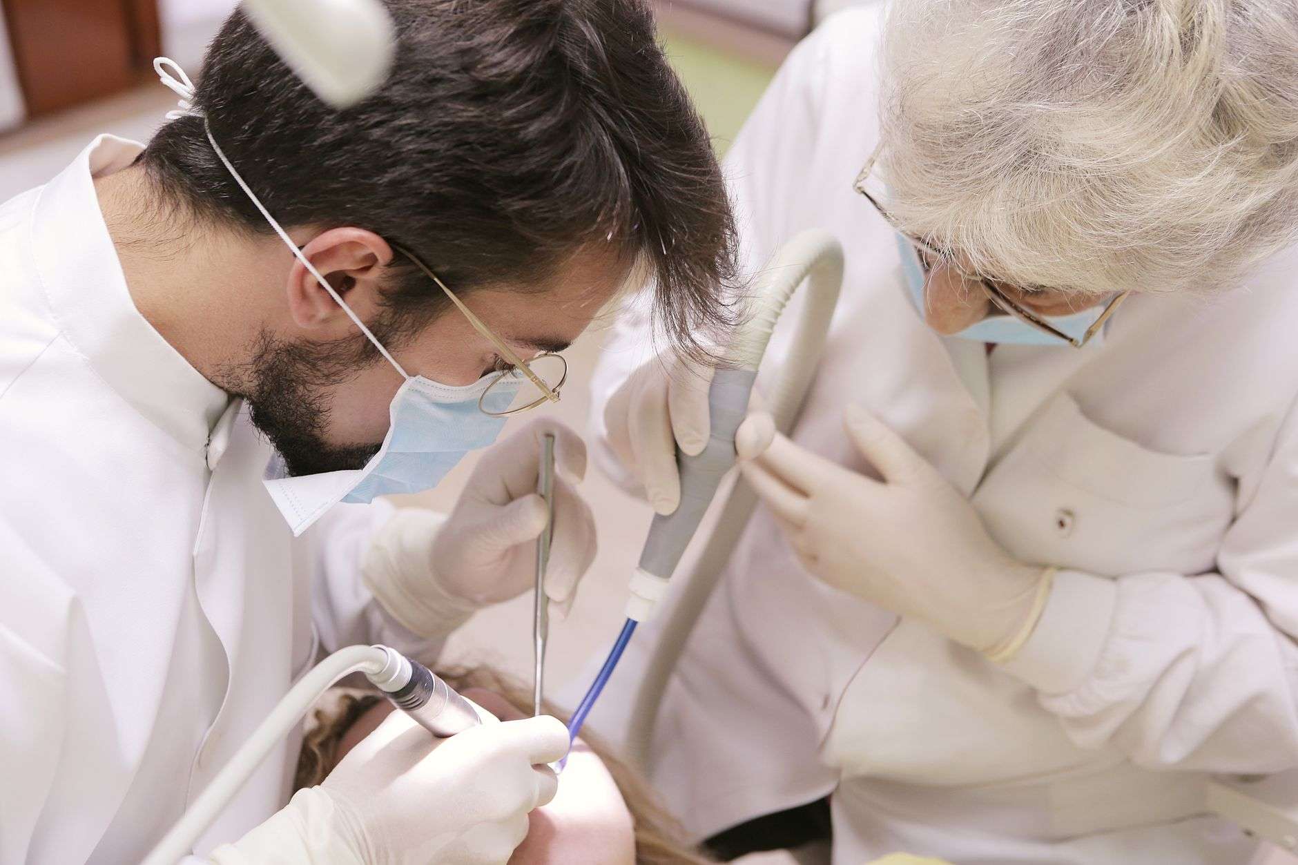 بلجيكا اقتصادياً — الإفلاسات والتأمين وطب الأسنان