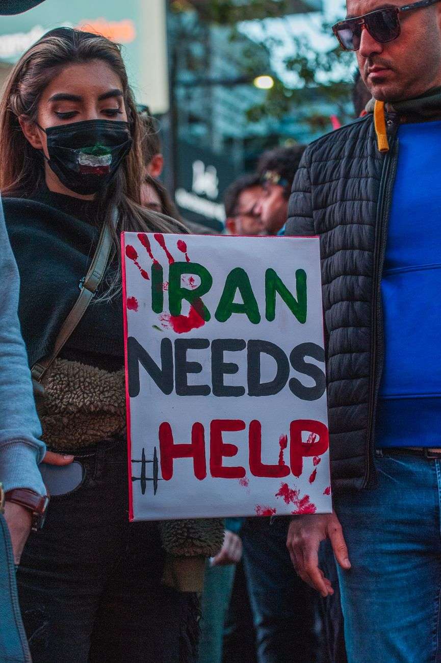 إيران تمد يد التفاوض سراً