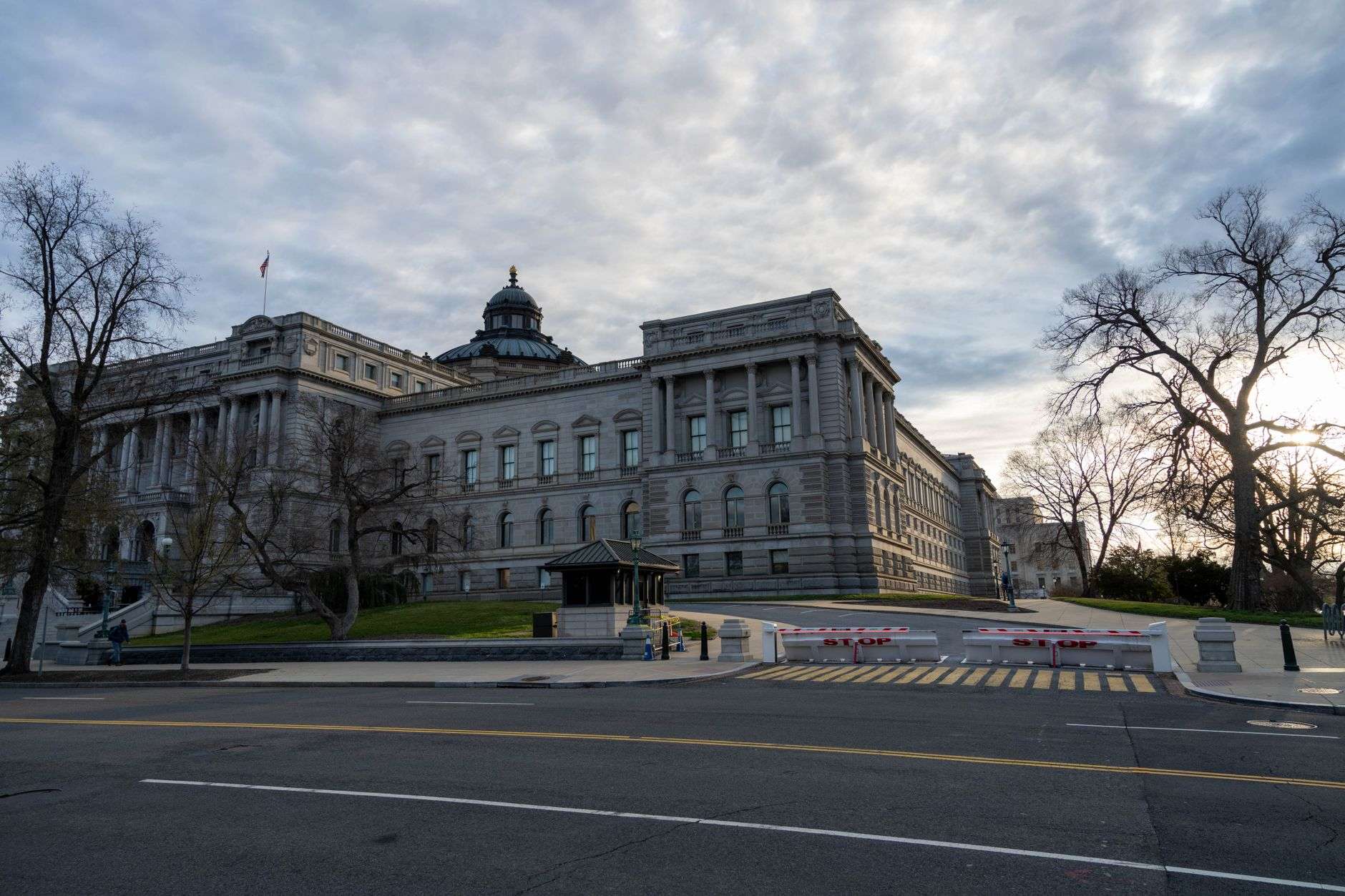 the library of congress in washington at dusk