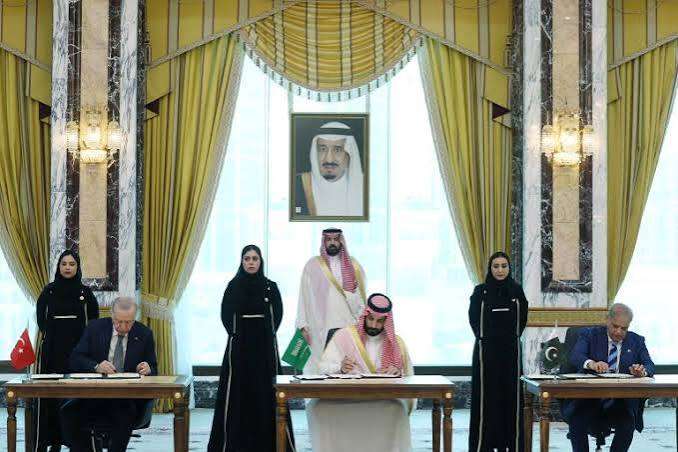 اتفاق مكة للدفاع المشترك.. كيف قرأت إيران وإسرائيل تحالف السعودية وتركيا وباكستان؟